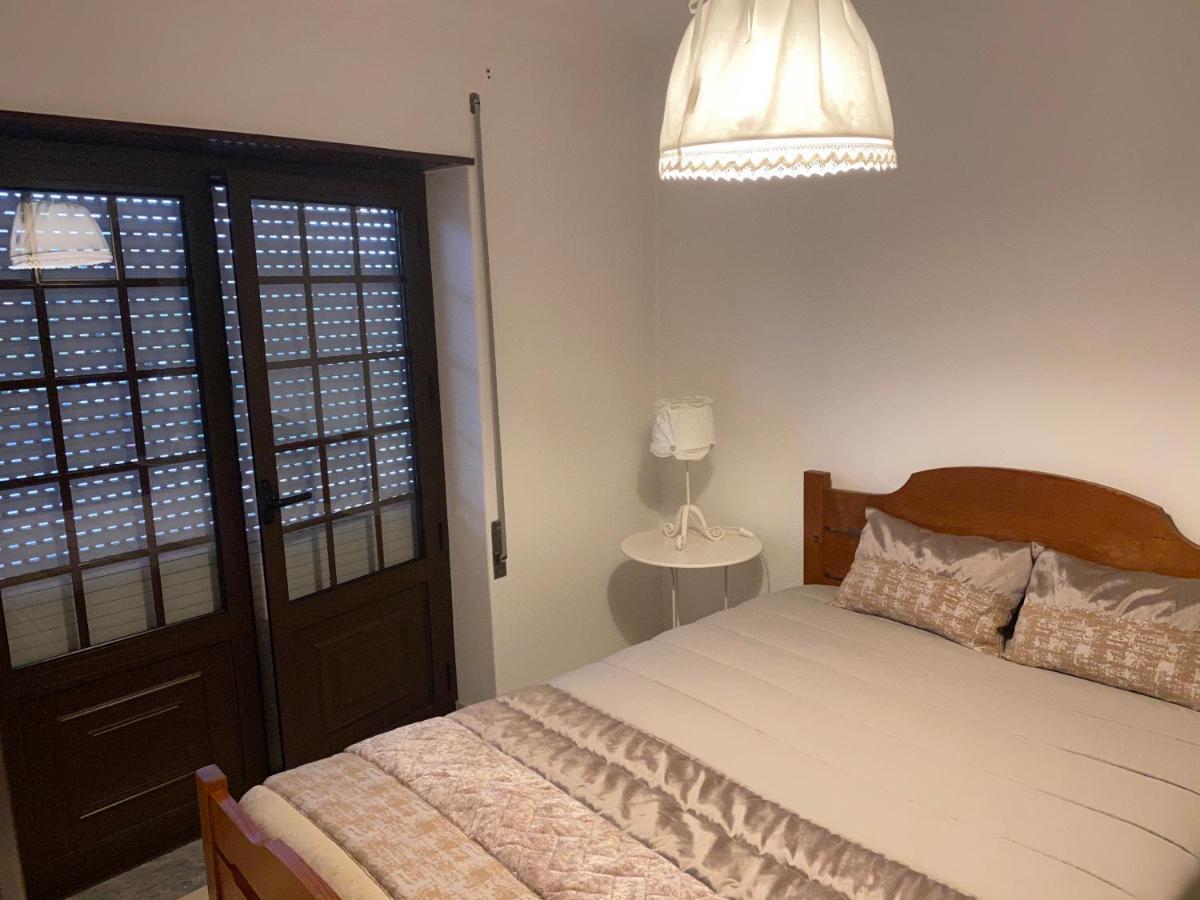Appartamento Casa Mouzinho De Albuquerque Ourém Esterno foto